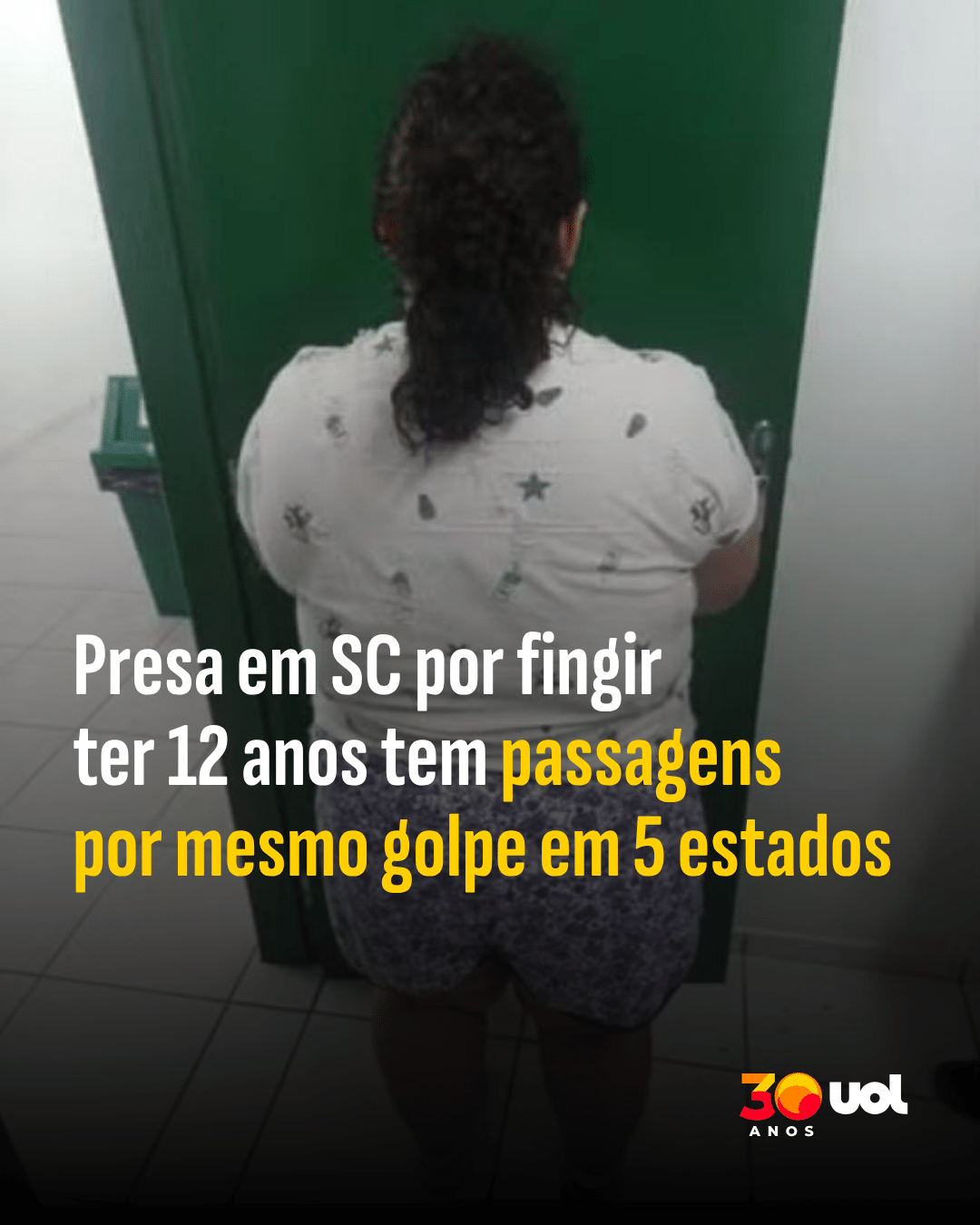 Homem lendo jornal com manchete sobre prevenção de câncer em meio a uma multidão de pessoas em uma praça.