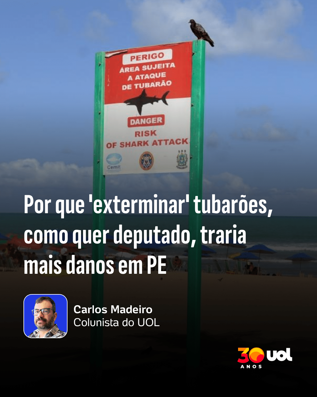 Homem lendo jornal com manchete sobre prevenção de câncer em meio a uma multidão de pessoas em uma praça.