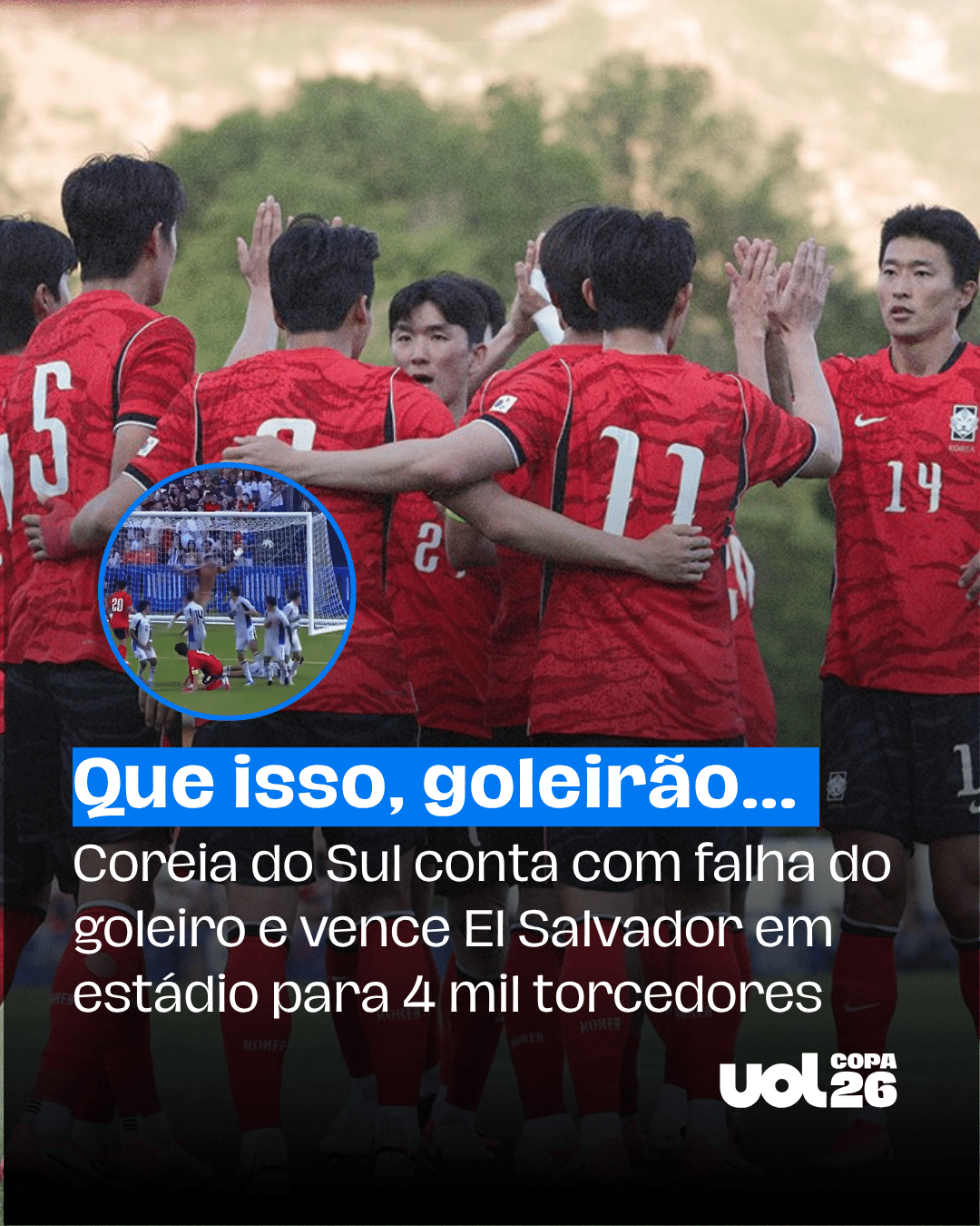 Jogador de futebol uruguaio sentado em campo, com expressão de dor, enquanto assistente médico o examina.