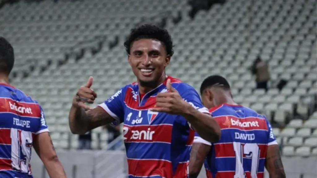 Jogador de futebol Éderson sendo transferido para o Manchester United, com a cidade de Fortaleza registrando a venda.