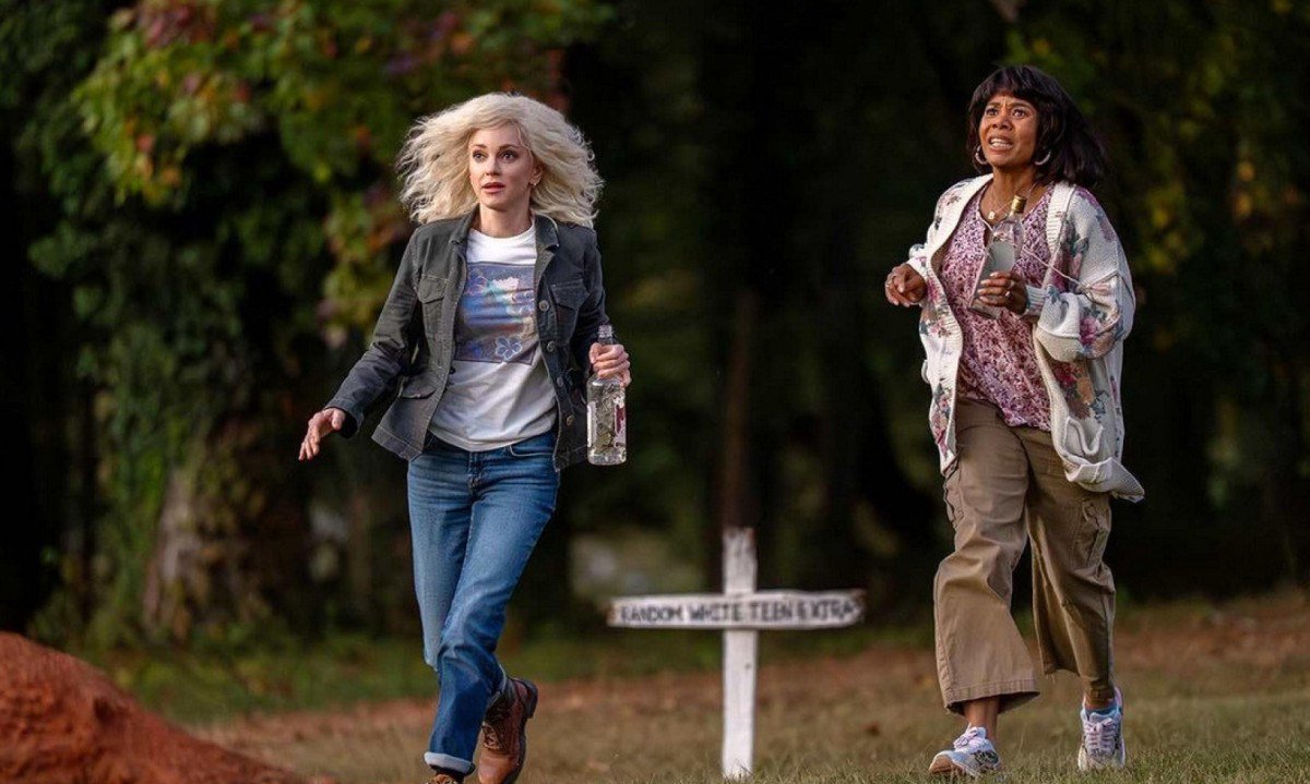 Pessoas em pânico, manifestantes e policiais em cena de tensão