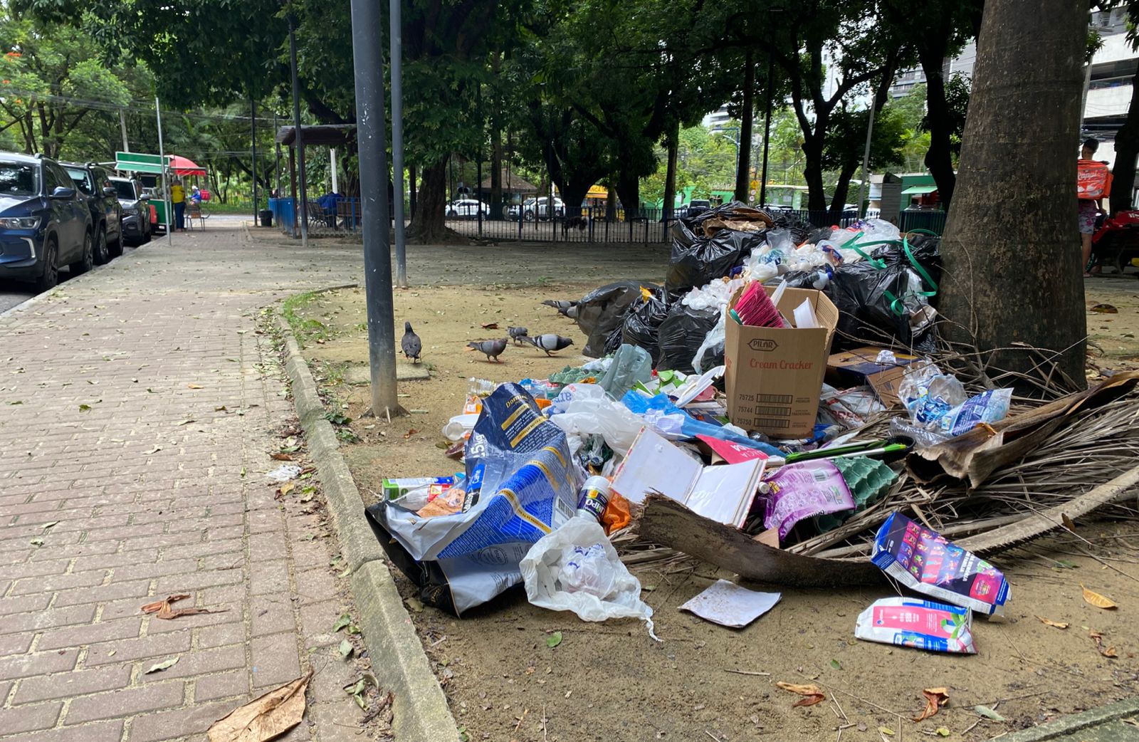 Homem sentado em frente a uma pilha de documentos contábeis, com uma expressão de frustração.