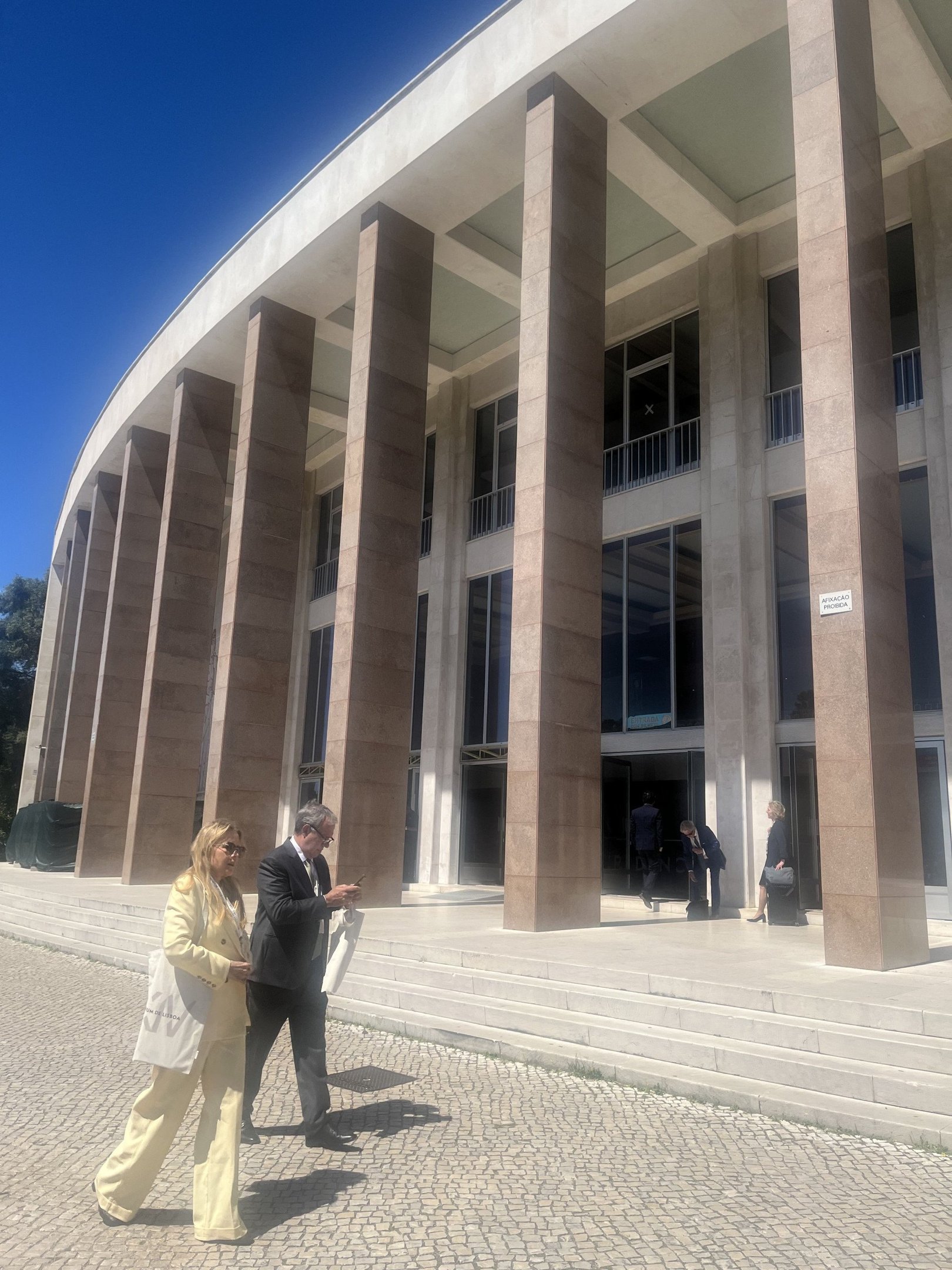 Representantes do setor de tecnologia discutem regulamentação da inteligência artificial em grande evento em Lisboa.