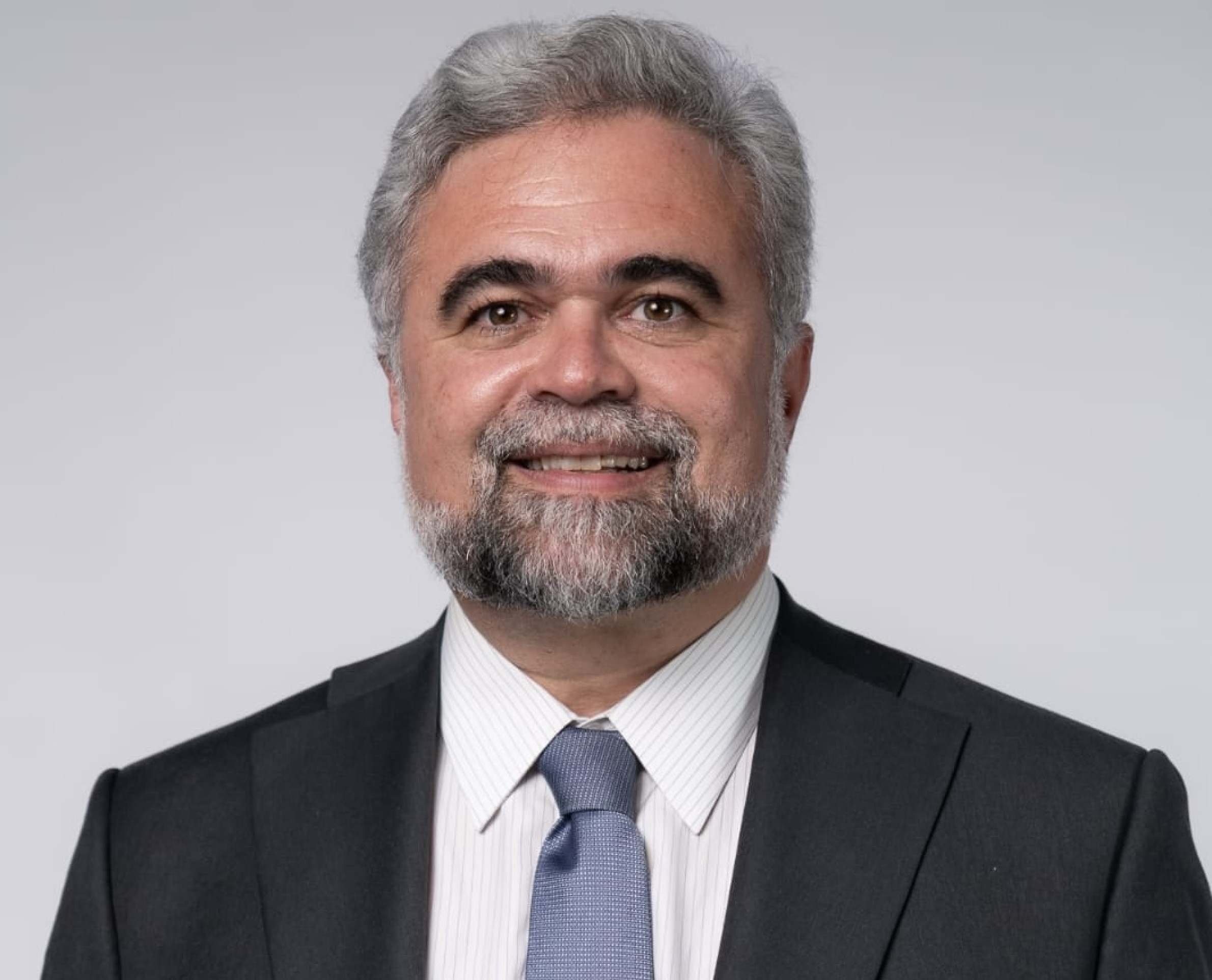 Juízes sentados em tribunal, revisando documentos e discutindo casos de fake news.