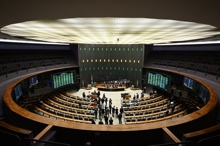 Deputados trabalham em plenário durante sessão legislativa em semanas de baixa presença.