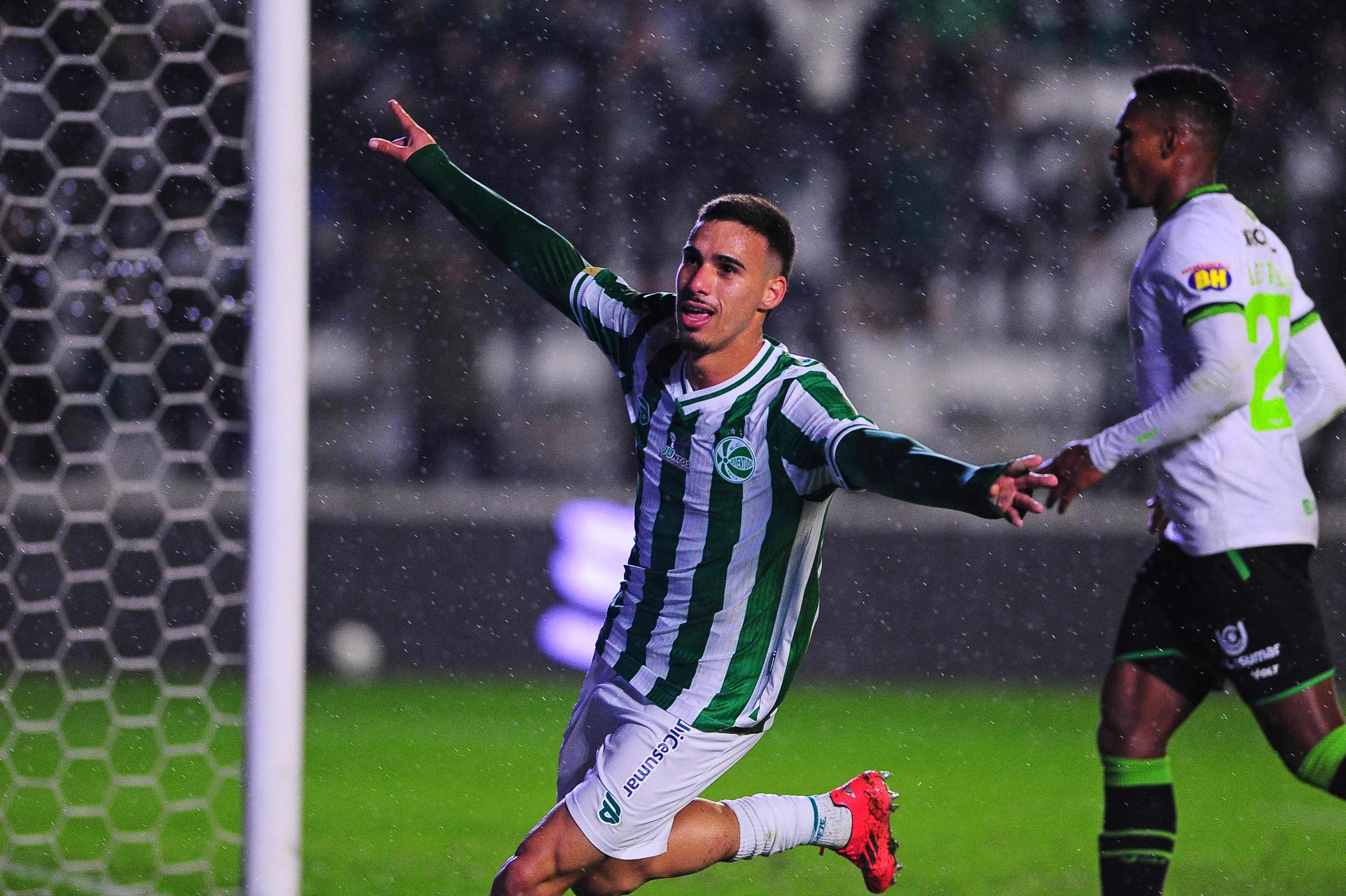 Lateral do Juventude projeta bola em sequência durante jogo contra o Operário-PR.