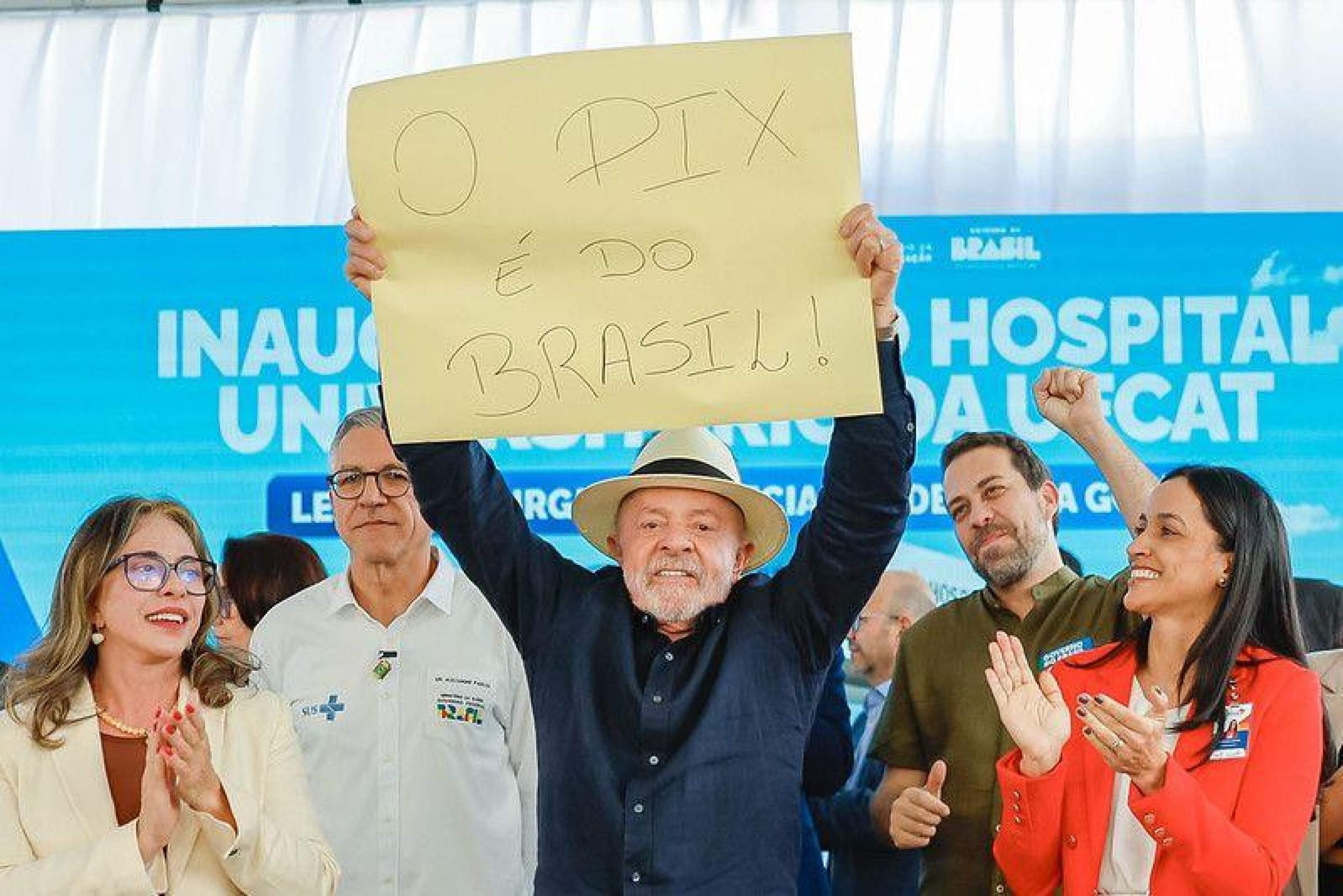 Ministro Mauro Vieira fala em frente a uma mesa de reunião.