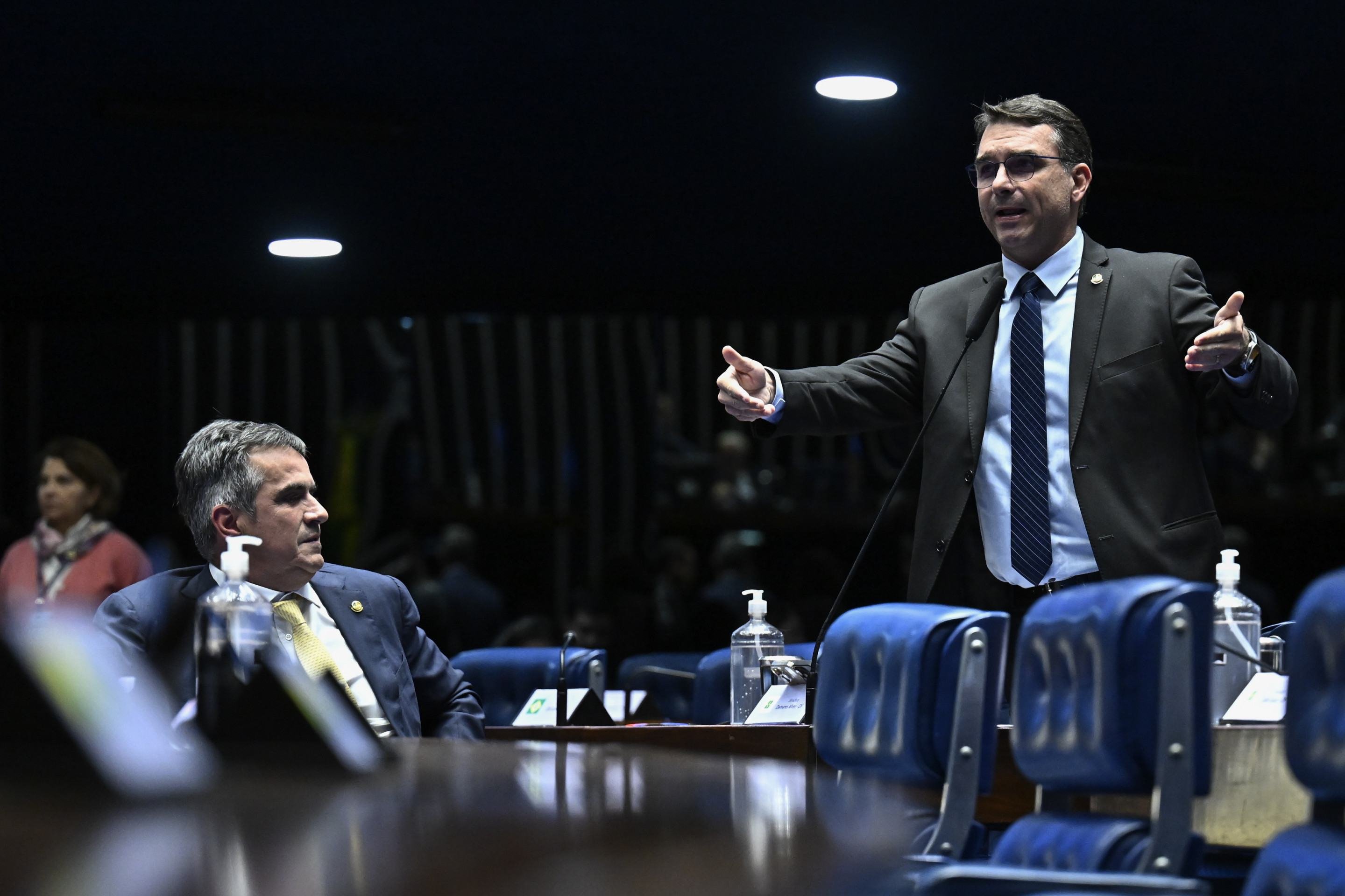 Governistas brasileiros em reunião com autoridades americanas para discutir investigação sobre Master e família Bolsonaro.