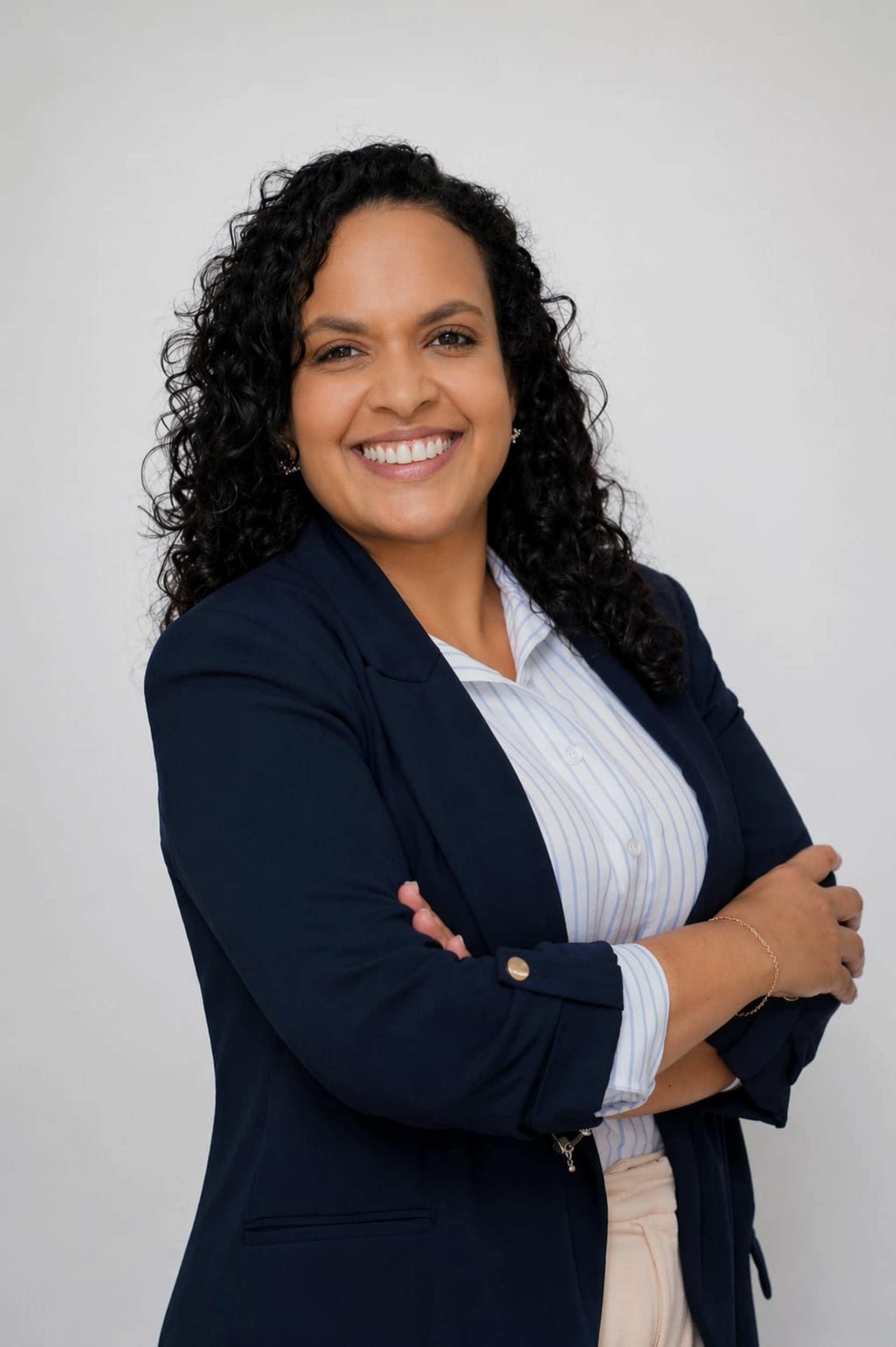Líder ambientalista Livia Galdino fala sobre sustentabilidade em conferência.