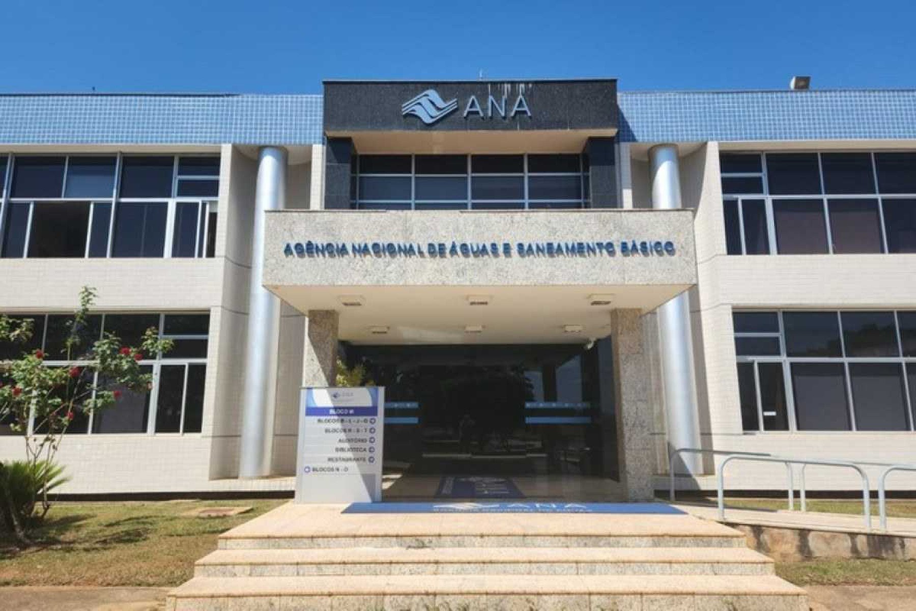 Político Augusto Nardes fala em frente a uma câmera, com uma expressão séria.