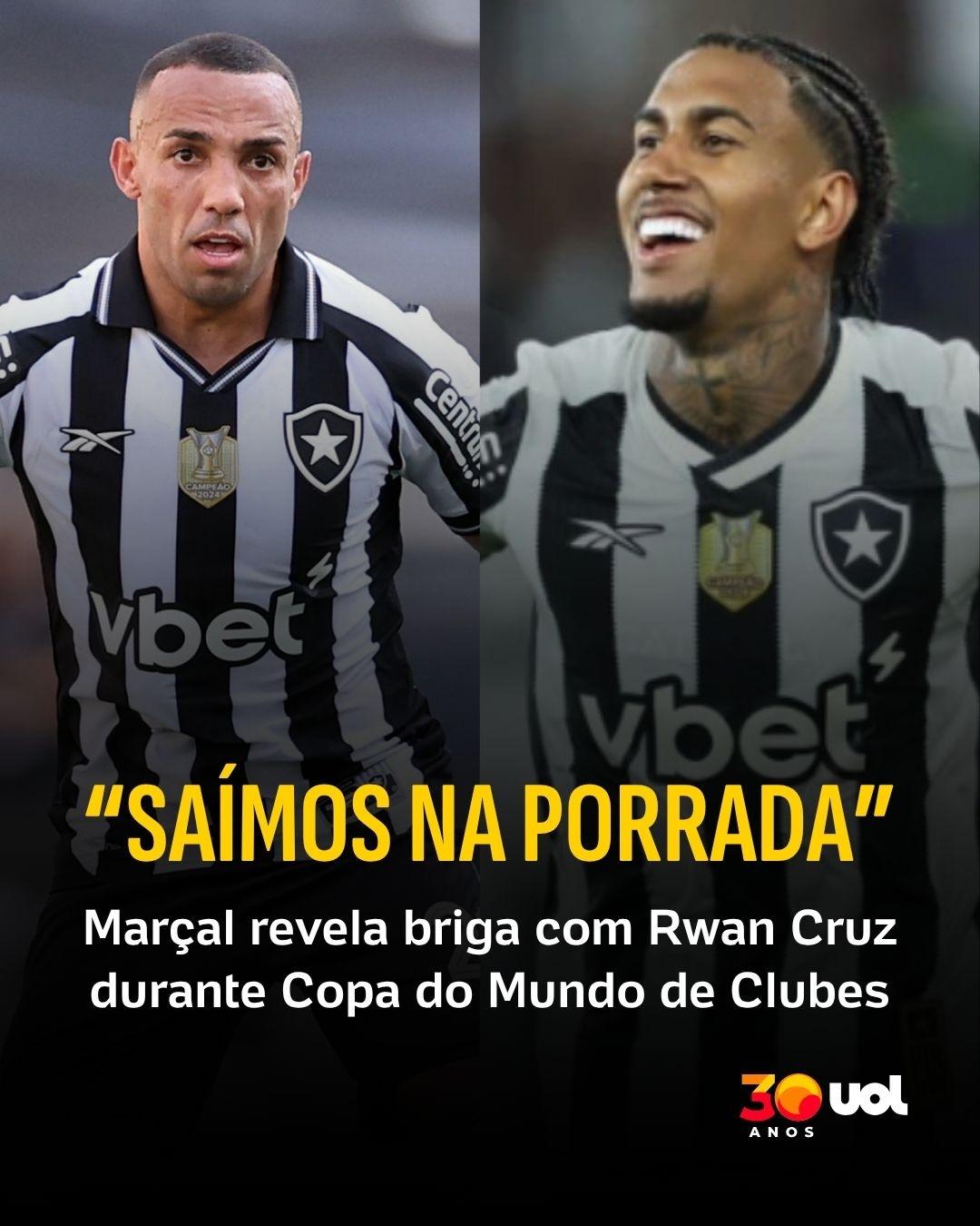 Jornalista segurando um gráfico estatístico sobre diversidade racial em treinadores da Série A.