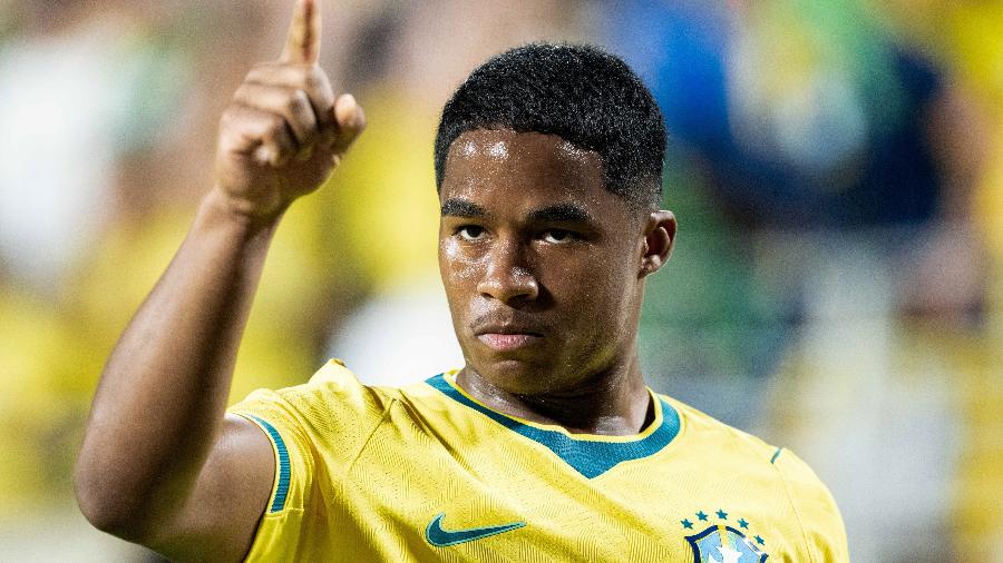 Casemiro e Endrick em ação intensa no treino, com uma entrada dura e a panela de treino revelada.