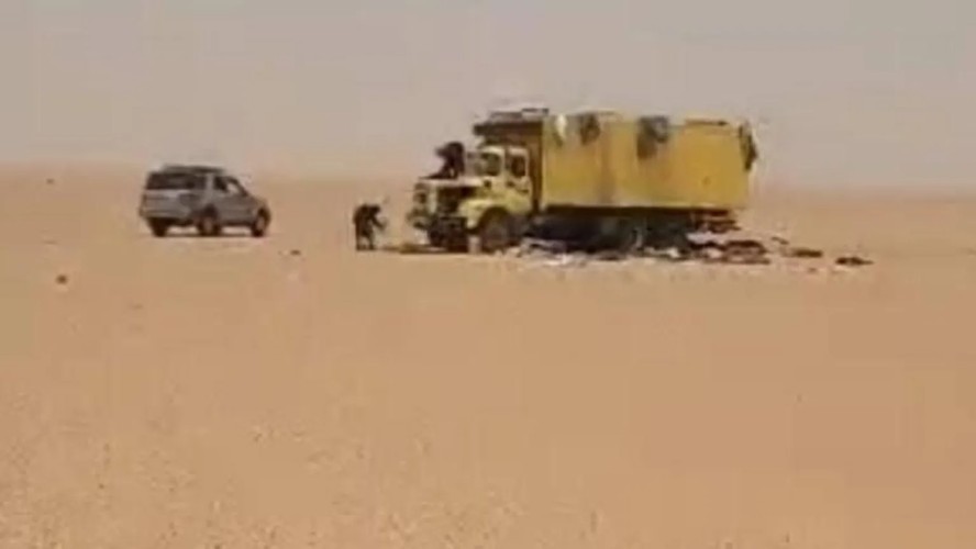 Pessoas desidratadas no deserto do Saara após caminhão quebrar, deixando vítimas de sede.