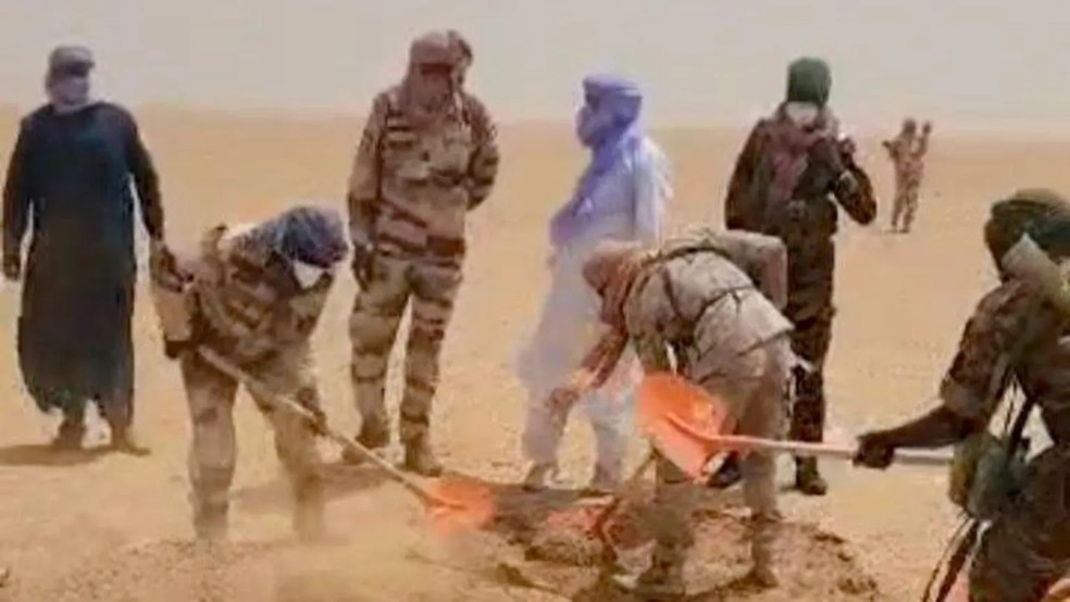 Pessoas desidratadas no deserto do Saara após caminhão quebrar, deixando vítimas de sede.