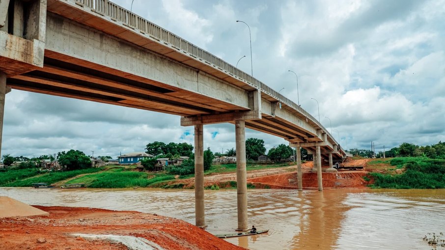 Ponte em ruínas após desabamento, deixando vítimas no local.