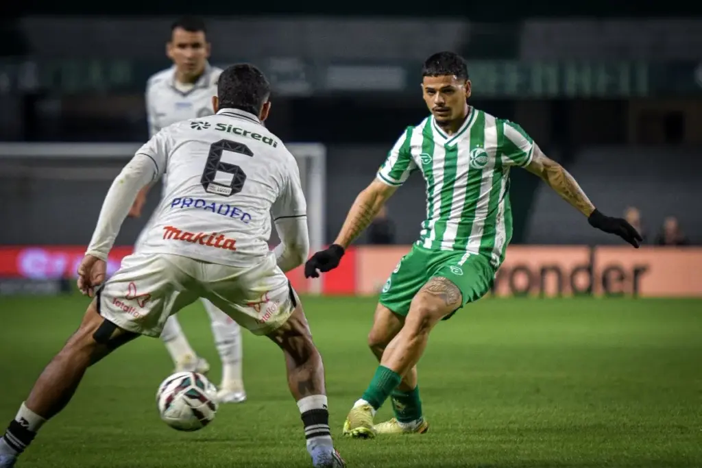 Jogo de futebol entre Operário-PR e Juventude-RS em uma partida acirrada.