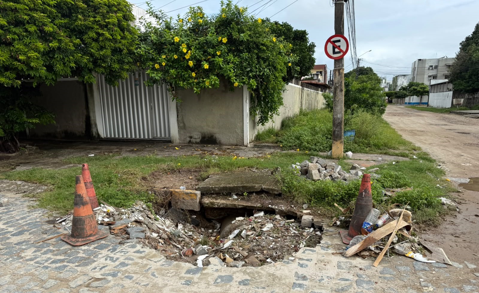 Pessoas de diferentes idades e culturas se reúnem em torno de uma mesa, discutindo e compartilhando ideias.