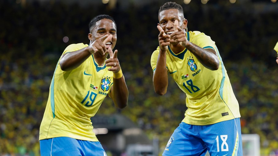 Jogadores do Brasil e Egito em ação no estádio nos EUA.
