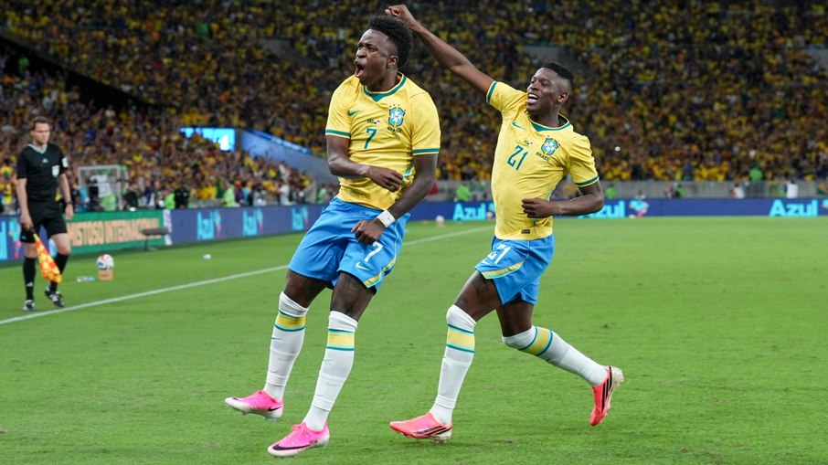 Jogadores do Brasil e Egito em ação no estádio nos EUA.