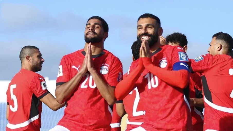Jogadores do Brasil e Egito em ação no estádio nos EUA.
