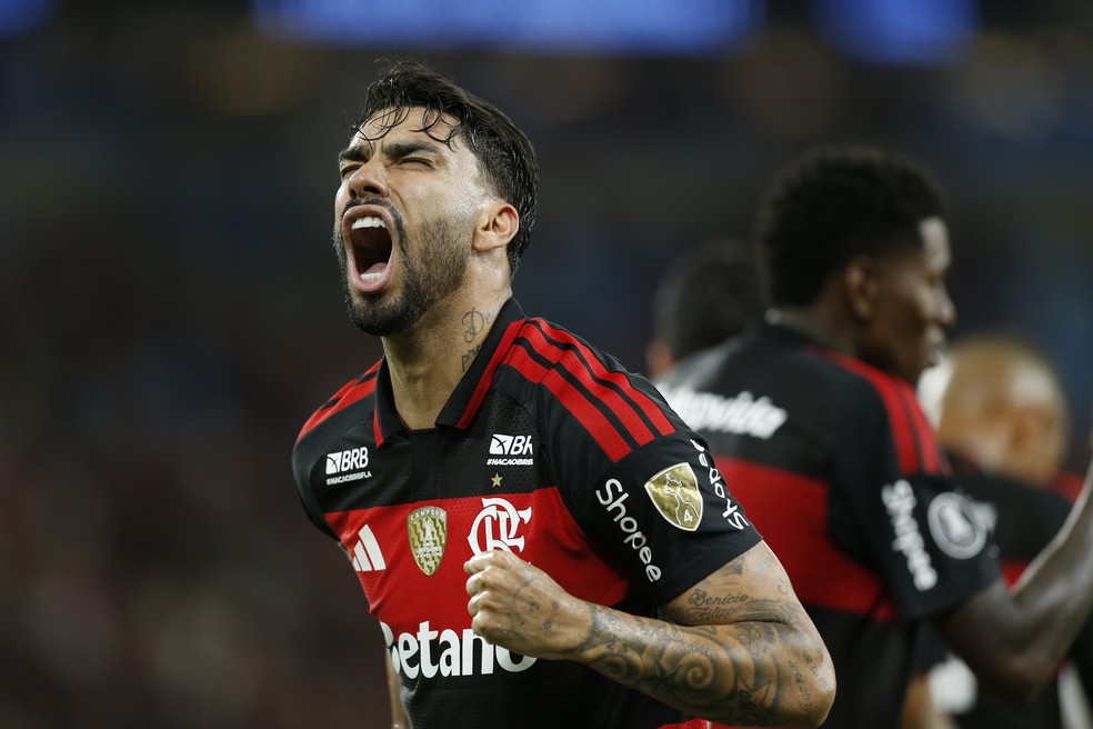 Jornalista lê notícia sobre limitações do Flamengo na próxima janela de transferências.