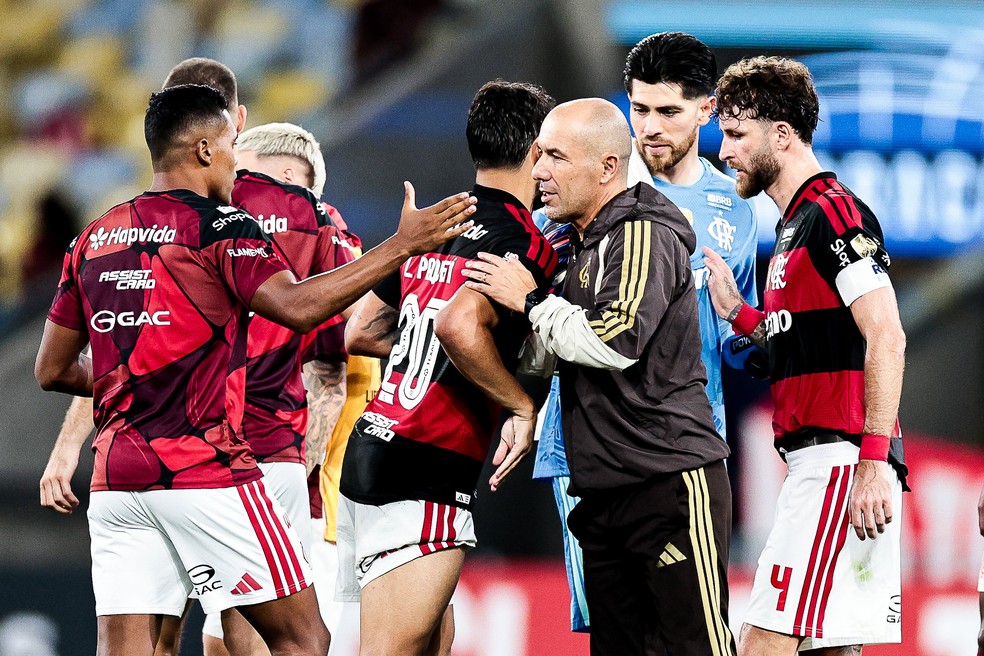Jornalista lê notícia sobre limitações do Flamengo na próxima janela de transferências.