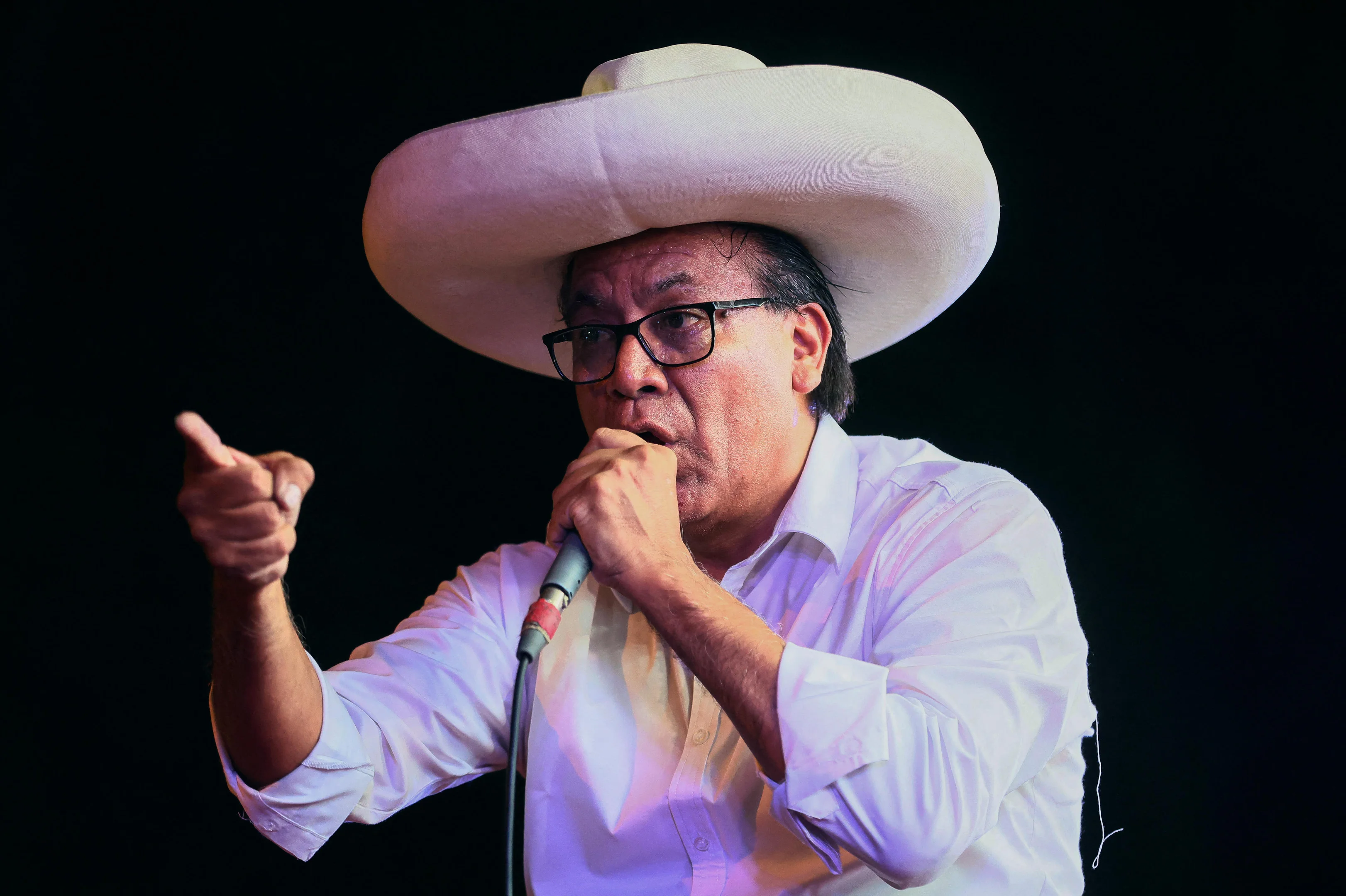 Peruenses votam em eleição presidencial, escolhendo o nono presidente em 10 anos.