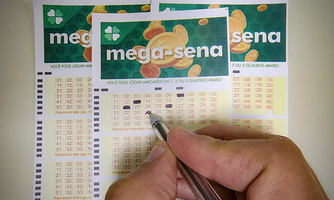 Pessoas aguardando ansiosamente resultados da Mega-Sena em uma loja de loteria.