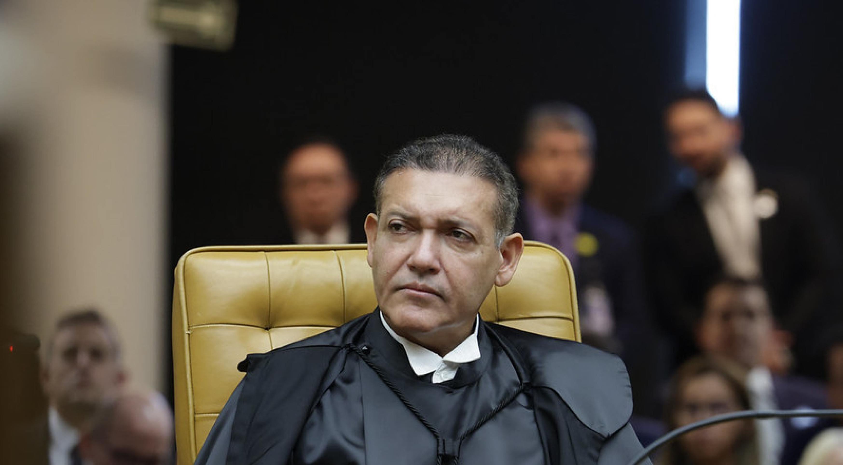Políticos reunidos em torno de mesa de reunião, com expressões de preocupação.