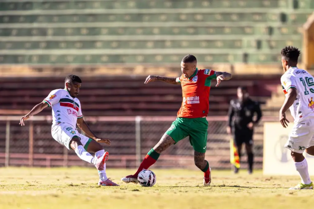 Jogadores da Portuguesa em ação durante partida contra o Portuguesa-RJ.