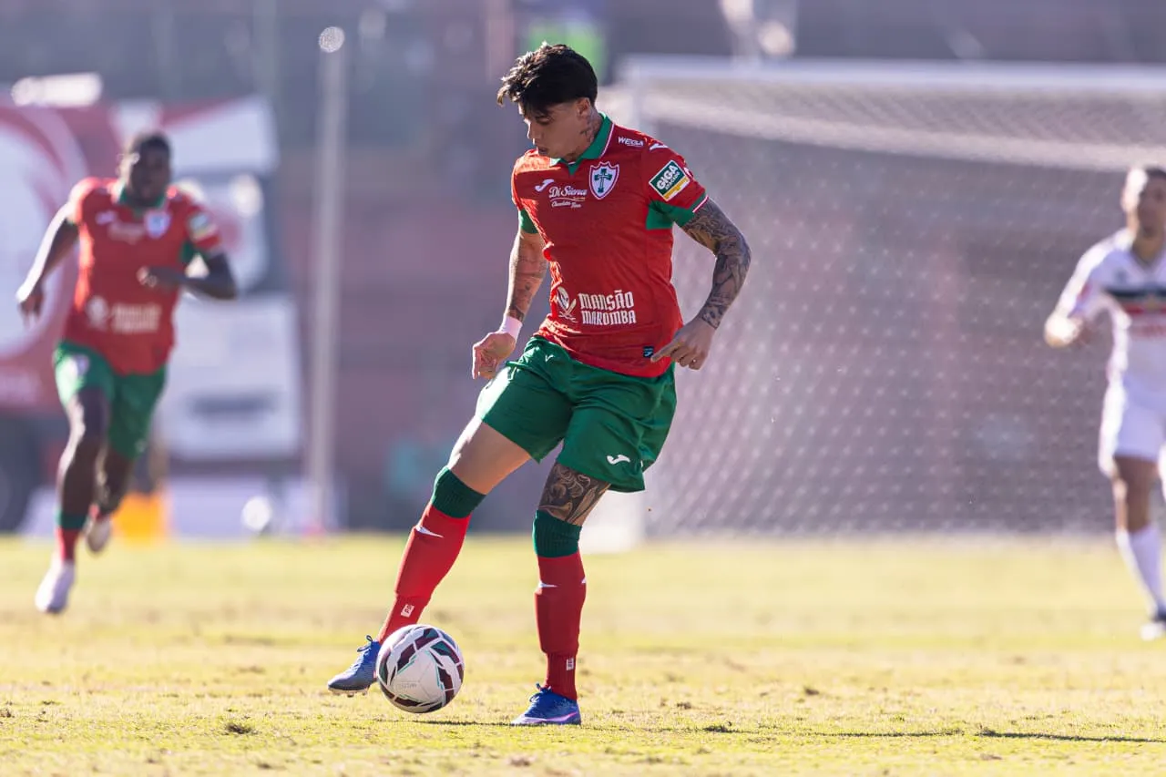 Jogadores da Portuguesa em ação durante partida contra o Portuguesa-RJ.