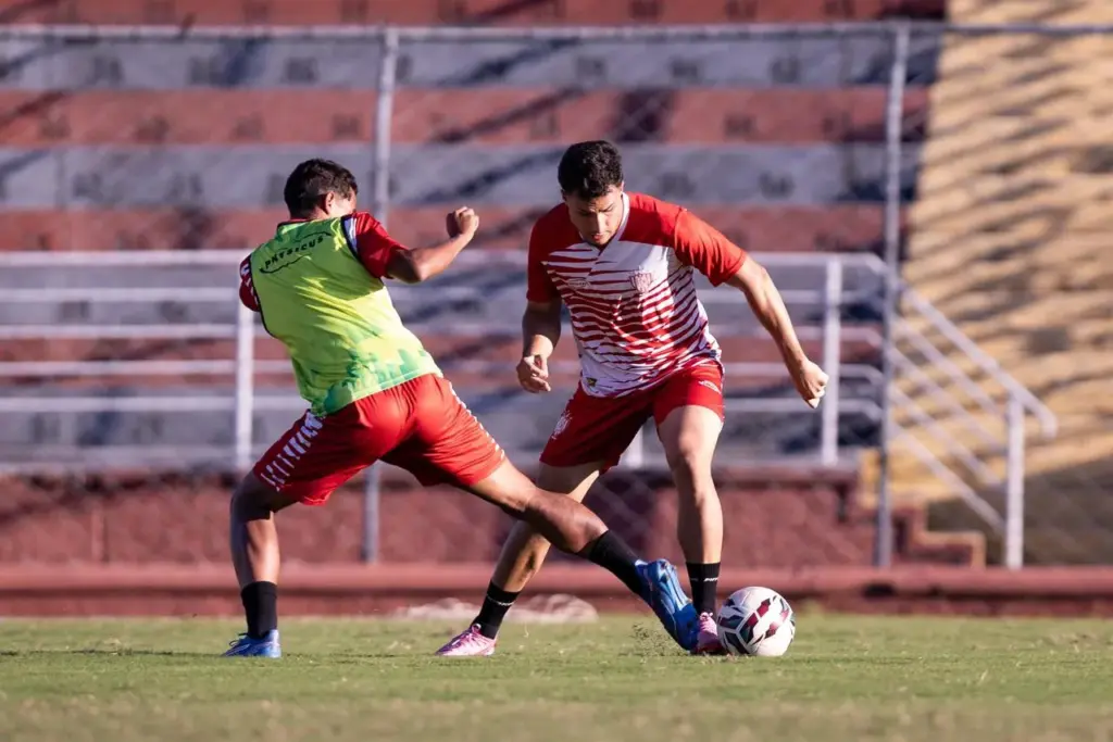 Equipe de futebol no estádio, fazendo treinamento e ajustes finais.