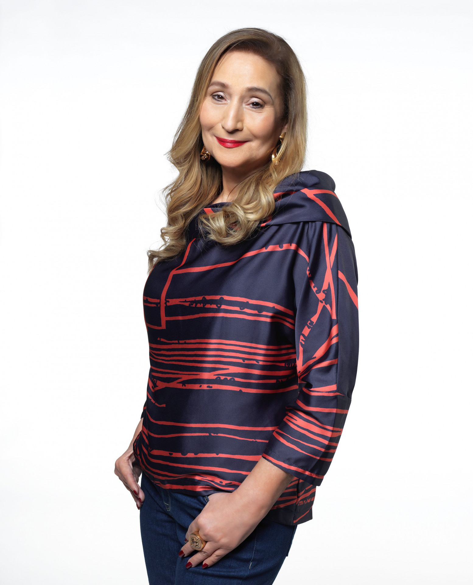 Sonia Abraão sorri ao lado de colegas de trabalho em estúdio da RedeTV!