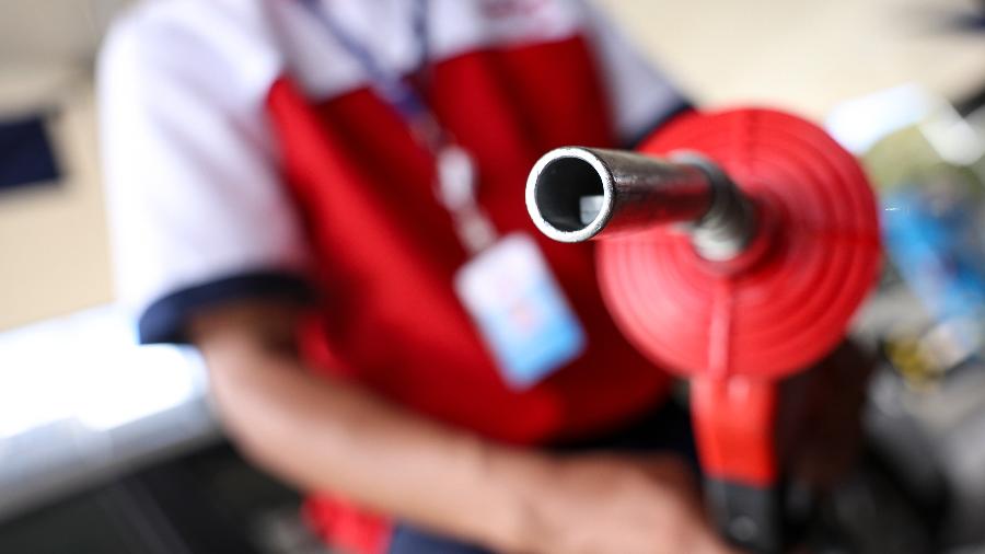 Governo brasileiro apresenta proposta de aumento do etanol na gasolina para 32% em meio à alta de preços.