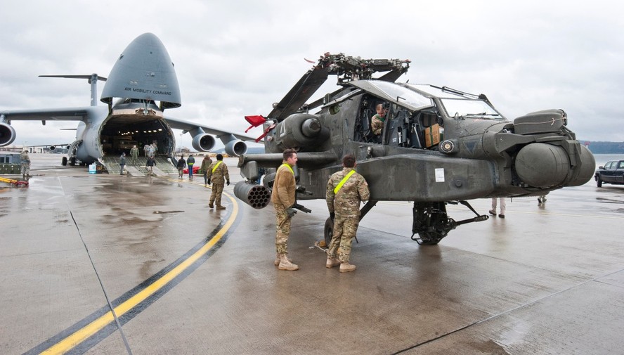 Navio de guerra dos EUA atira contra alvos iranianos em resposta à derrubada de helicóptero Apache.