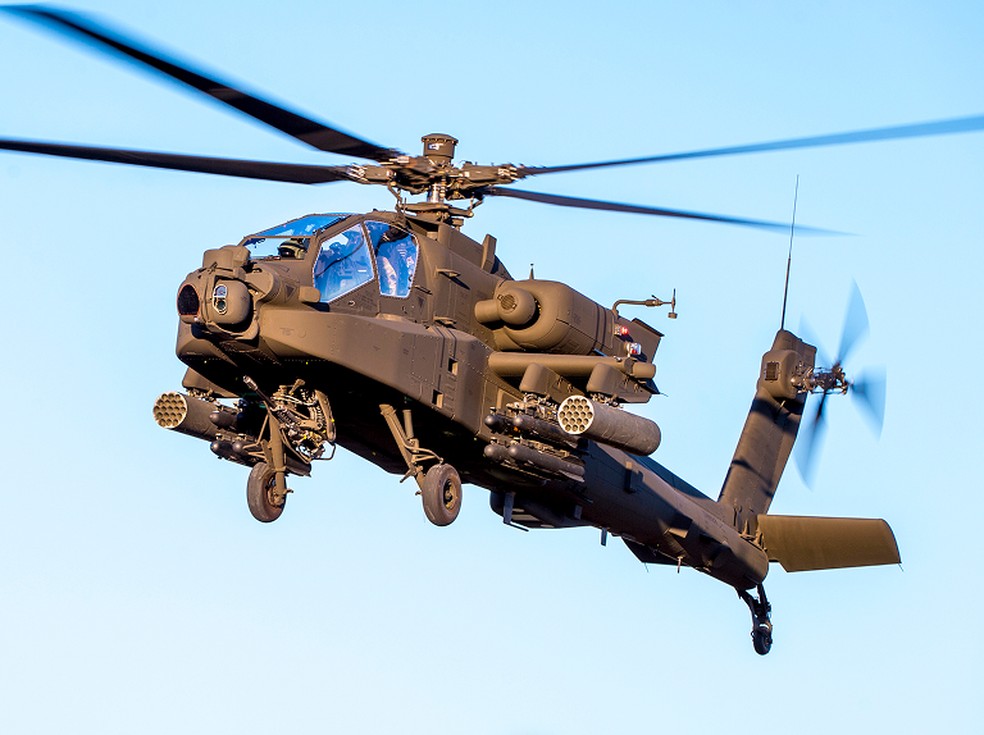 Navio de guerra dos EUA atira contra alvos iranianos em resposta à derrubada de helicóptero Apache.