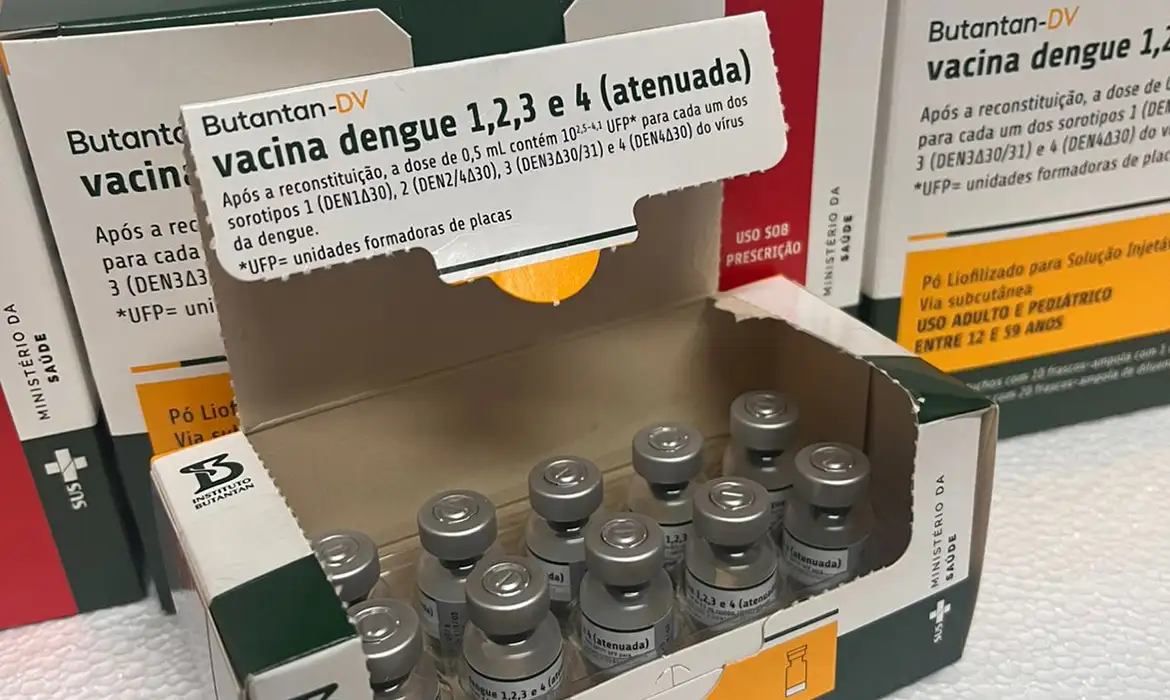 Mulher recebendo injeção de vacina do Butantan em clínica médica.
