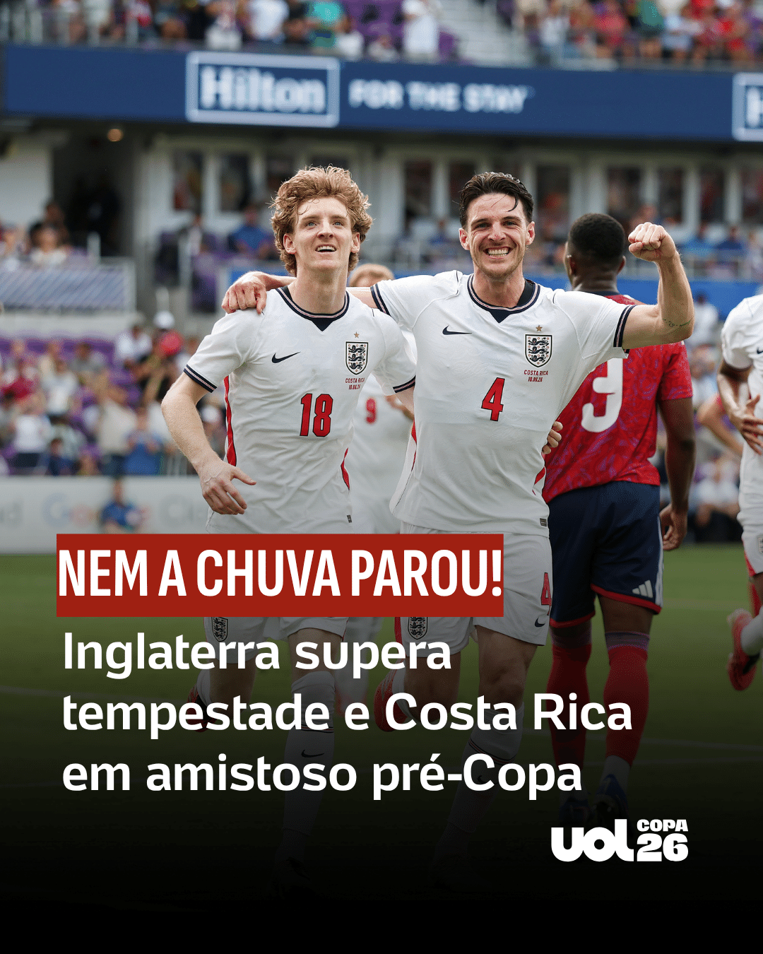 Pessoas assistindo a Copa 2026 em casa com projetor de vídeo.