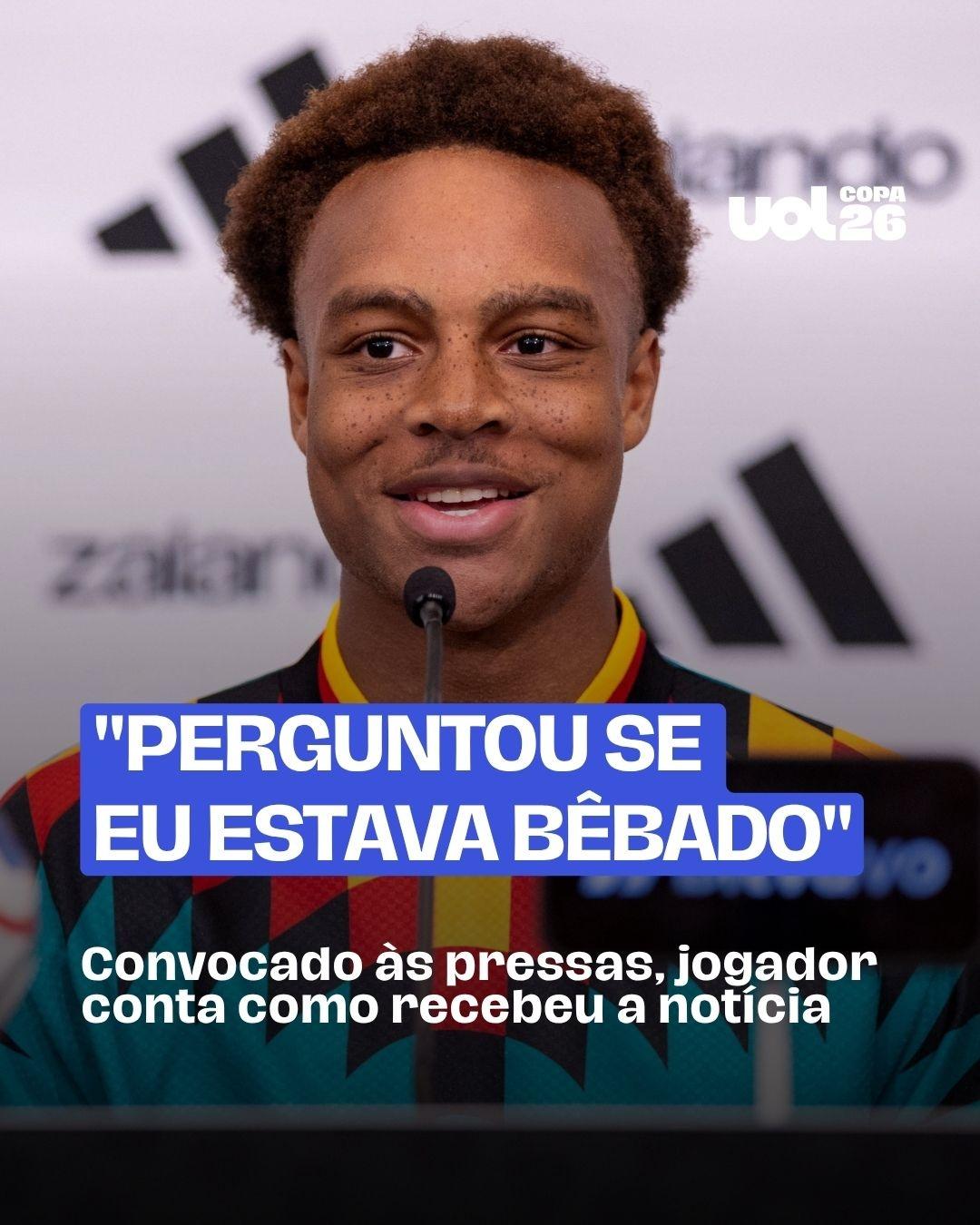 Pessoas assistindo a Copa 2026 em casa com projetor de vídeo.