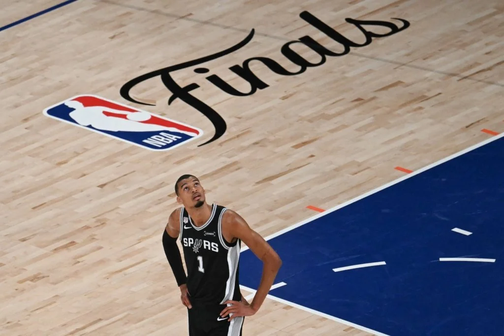 Jornalistas em estúdio, discutindo a final da NBA entre Spurs e Knicks