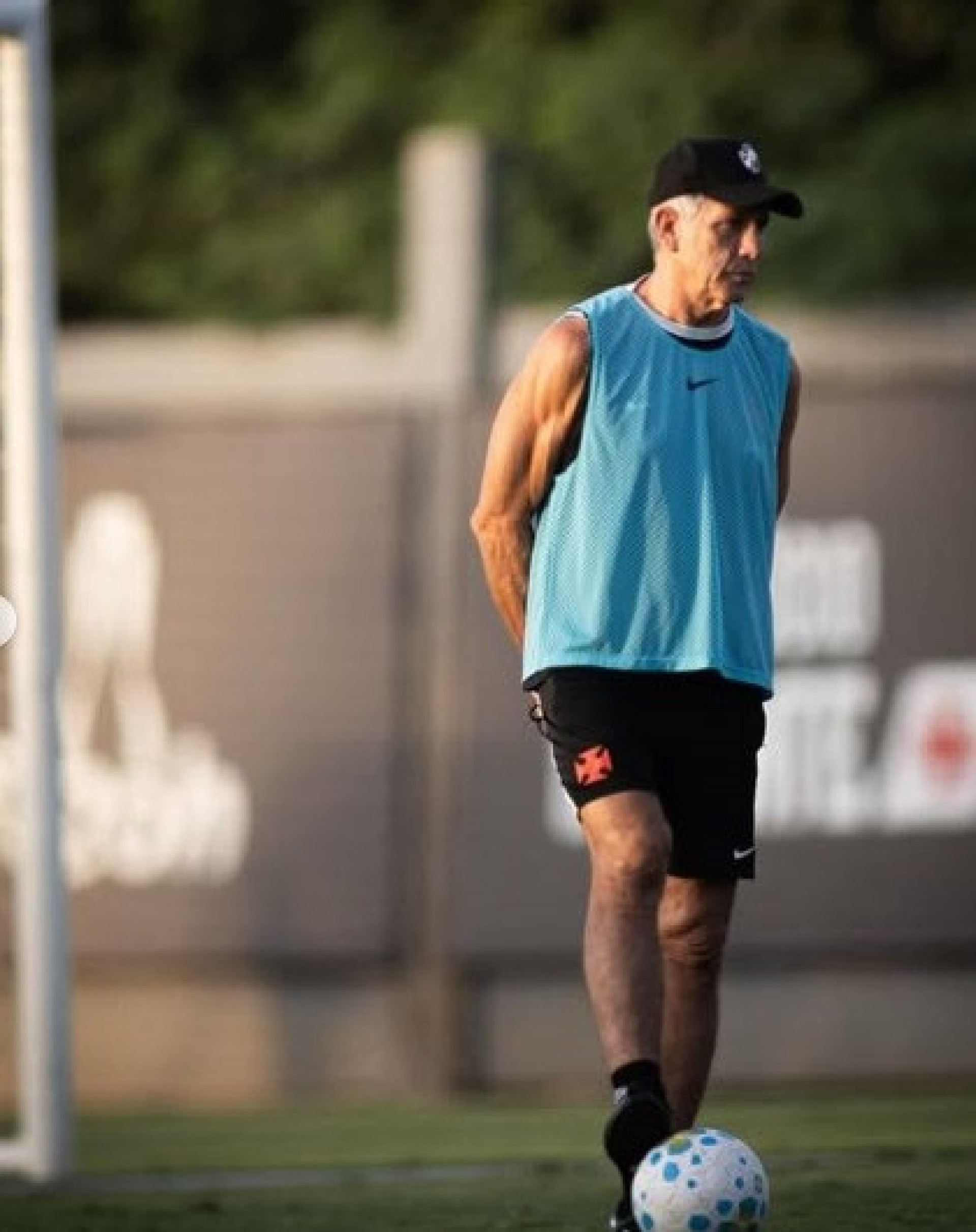 Técnico do Vasco analisa opções de reforço para a posição de volante após a Copa América.