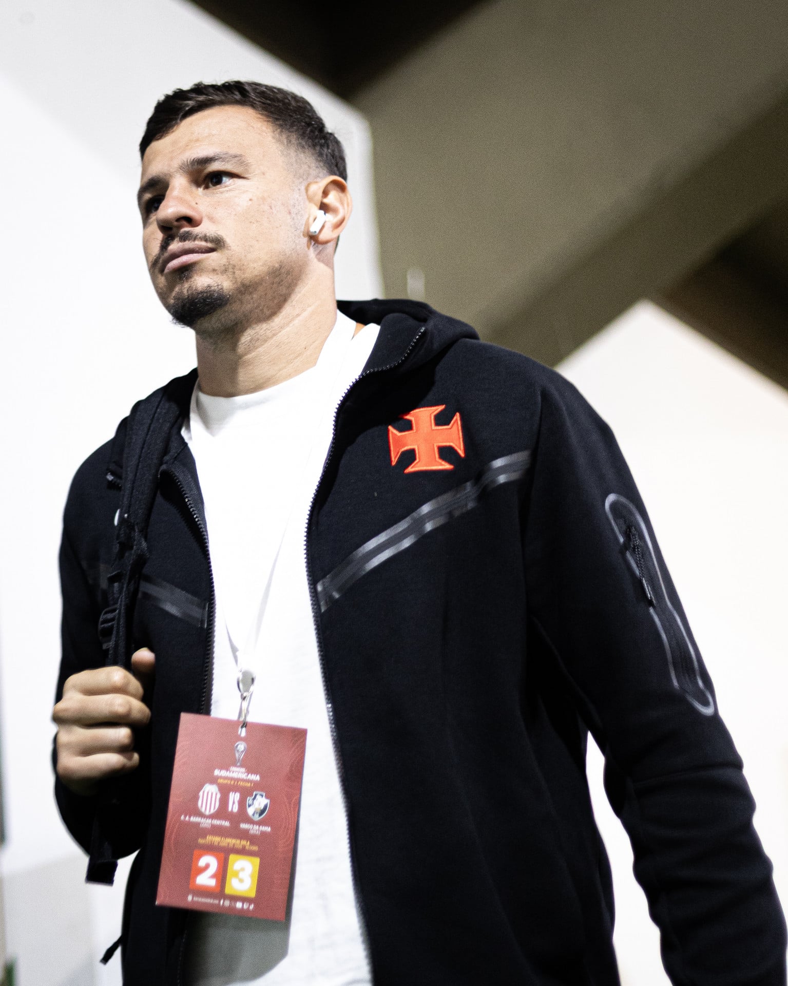 Técnico do Vasco analisa opções de reforço para a posição de volante após a Copa América.