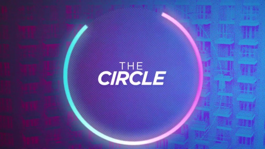 Jornalista segurando papel com notícia do cancelamento de The Circle pela Netflix e sua subsequente renovação no Hulu.