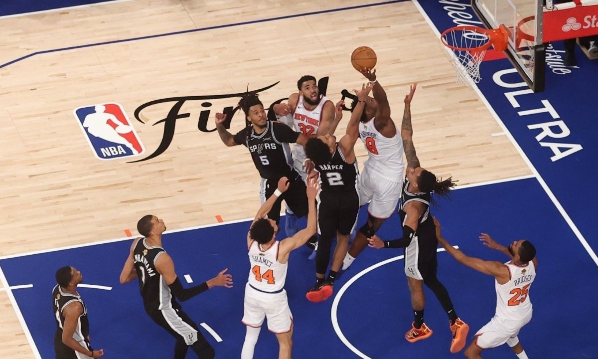 Time de Nova York celebra histórica virada nas finais da NBA.