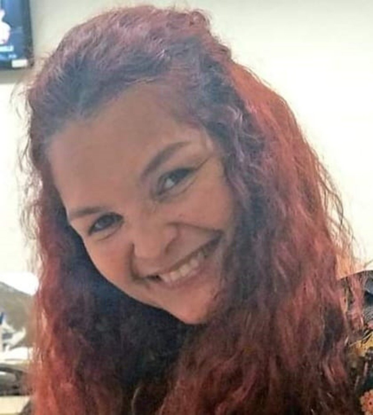Mulher segurando dispositivo digital que detecta janela fértil.