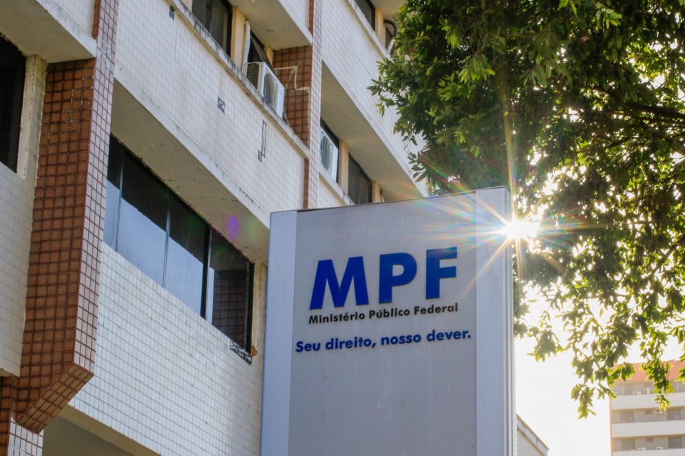 Agentes de segurança em investigação, observando suspeitos em um local de trabalho.