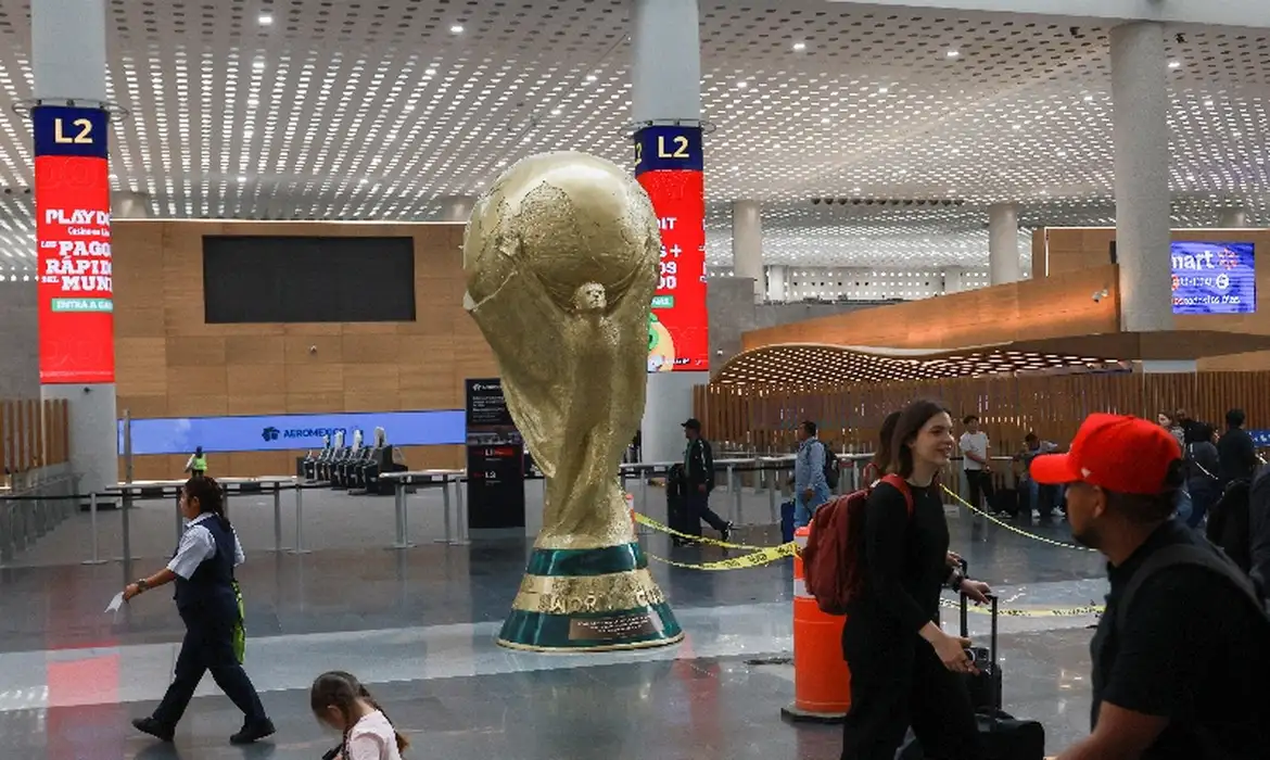 Equipes de futebol em campo durante a abertura da Copa 2026.