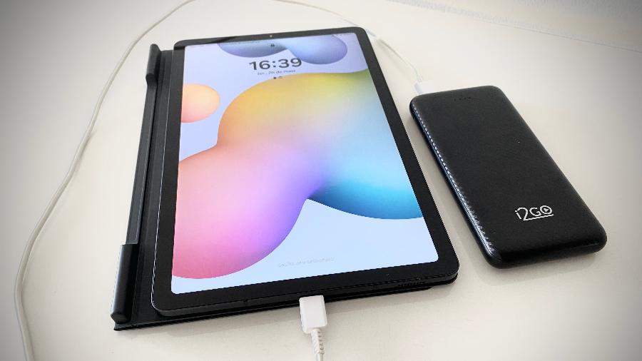 Equipe de teste verifica capacidade de um power bank com 10.000 mAh