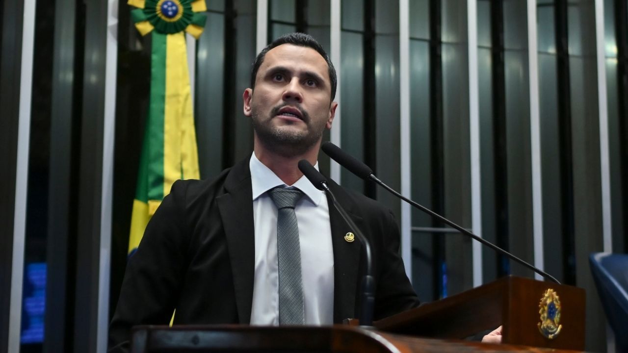 Flávio Bolsonaro protocola notícia-crime contra Lula no STF