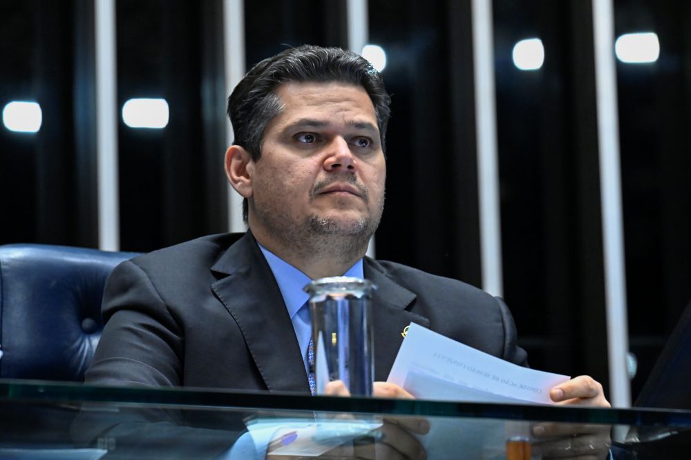 Flávio Bolsonaro protocola notícia-crime contra Lula no Supremo Tribunal Federal.
